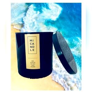 New Mi Candle
Smells like a vacation 🌊